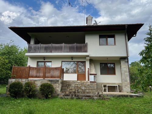 Troyan Casa | The Old Walnut House