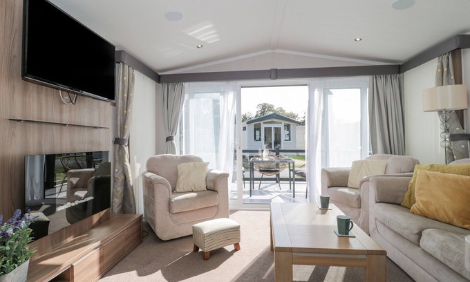 New Forest District Cabaña | THE OLIVE LODGE, 227 SYCAMORE, pet friendly, with pool in New Milton