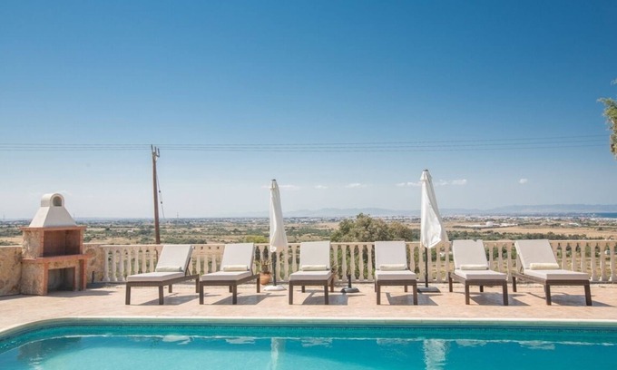 Protaras Villa | La única villa de vacaciones en esta hermosa isla que le ofrecerá esa vista.