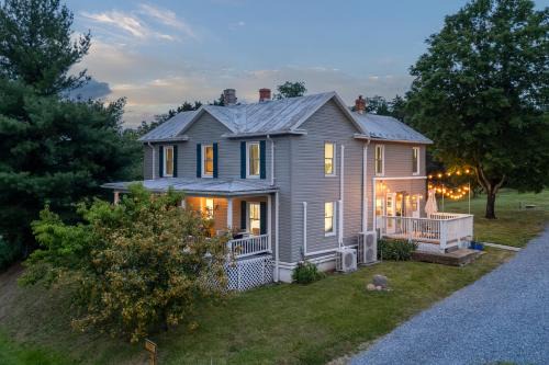Luray Casa | The Orchard, a family friendly home- hot tub, fire pit, yard games