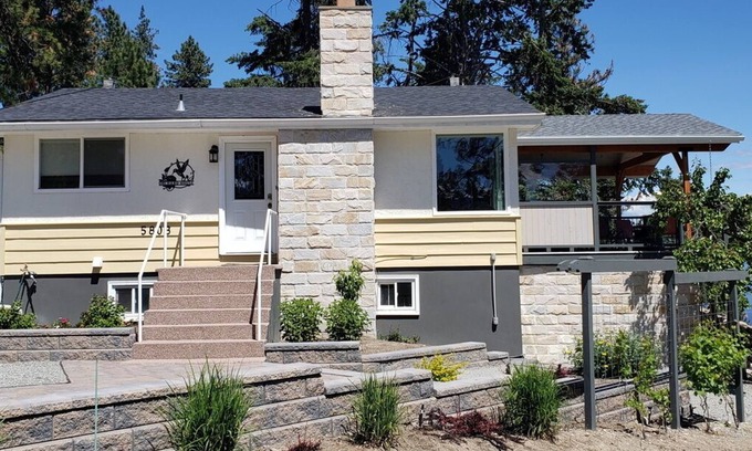 Central Okanagan Casa | The Orchard House - 3 habitaciones, 2 baños con increíbles vistas al lago y a la montaña.