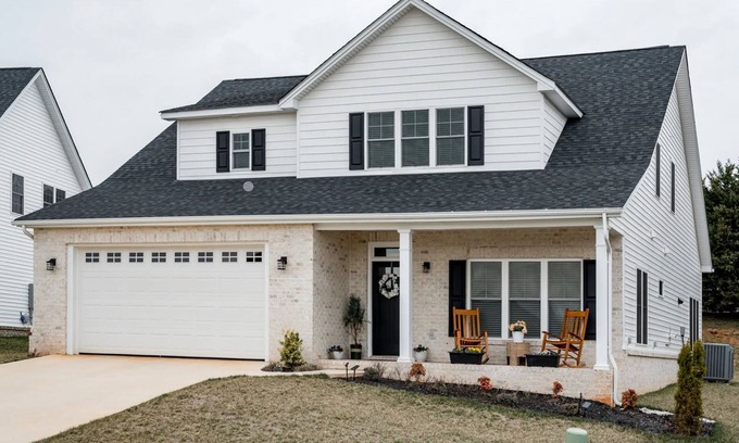 Forest Casa | The Orchid, a Modern Clean Stress Free Stay in Forest VA