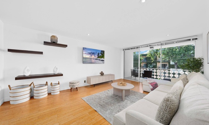 North of Montana Apartamento | The Orchid-Charming 2BR Santa Monica Apartment with Pool, Jacuzzi & WiFi