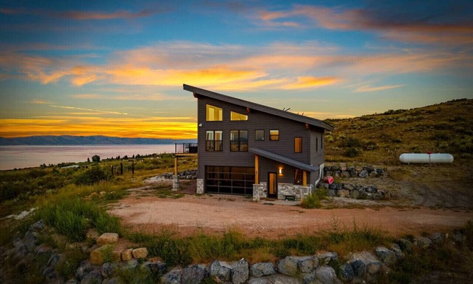 Fish Haven Casa | The Overlook | BBQ + Stunning Lake Views + Games