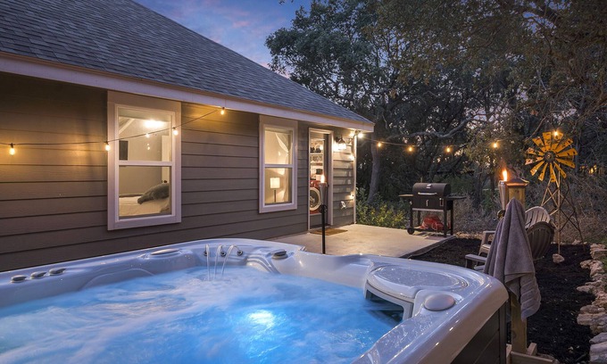 Canyon Lake Cabaña | The Overlook Cottage | Serene Spa | Mini Lake View