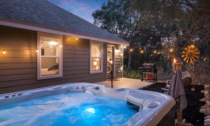 Canyon Lake Casa | The Overlook Cottage . King Bed . Mini Lake View