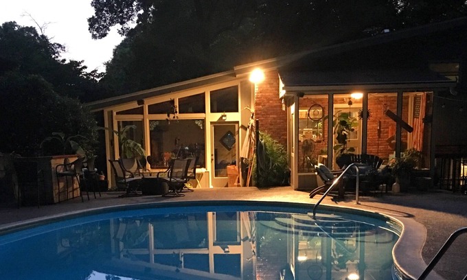 North Decatur Casa | MidCentury Modern Emory, CDC, VA, Decatur Square. La piscina abre el 1 de junio.
