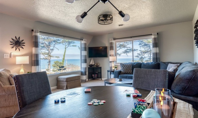 Lincoln City Casa | The Pacific Lookout Sleeps 6, Hot Tub, Pet Friendly, Ocean View, EV Charger