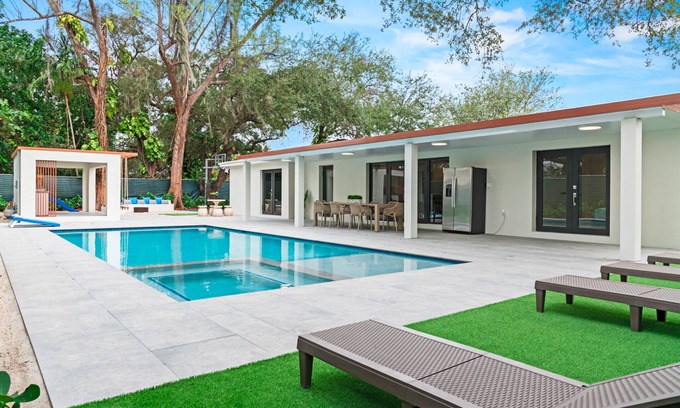 Seybold Casa | The Palace Pickleball Heated Pool/Jacuzzi game Room
