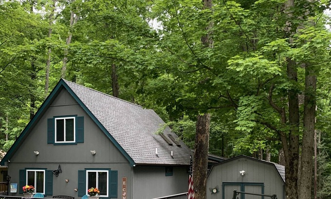 Lake Ariel Chalet De Esquí | The Palatzio Getaway! Cozy 2 bedroom with oversized Loft Chalet!