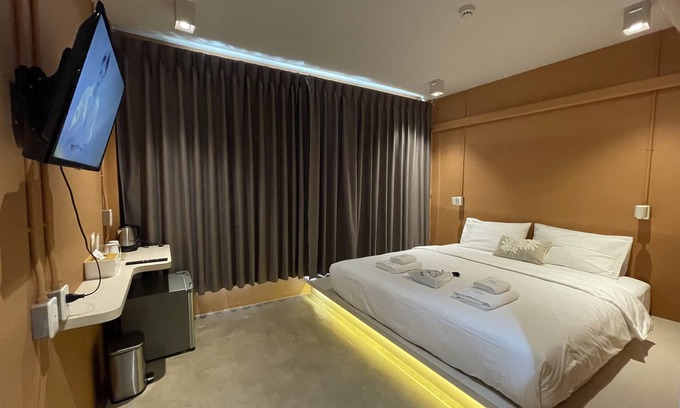 Rong Muang Hotel | The Palette Bangkok Hotel - Self check-in after 10 pm