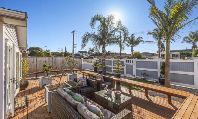 Orewa Casa | THE PALM RETREAT - OREWA HOLIDAY HOME, family friendly in Orewa