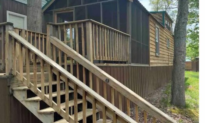 Ansted Cabina | The Peaceful Pine Cabin