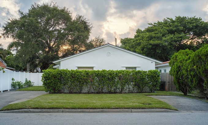 Lake Ridge Casa | 'The Peacock Bungalow' Near Fort Lauderdale Beach!