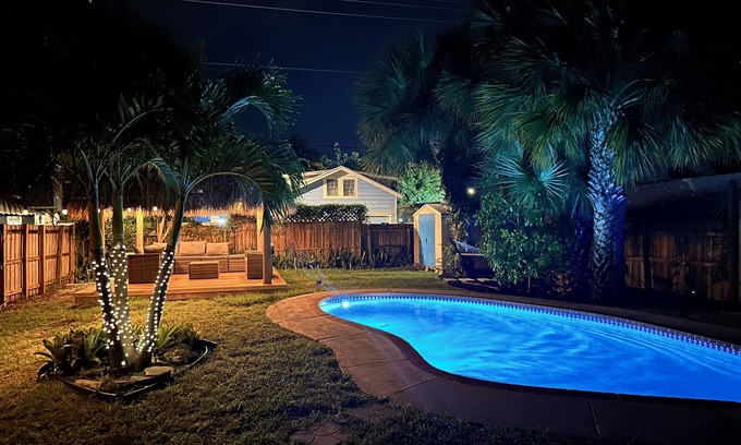 Mango Groves Casa | The Peacock Bungalow - Newly Renovated, Heated Pool & Jacuzzi, 5 min to Beach