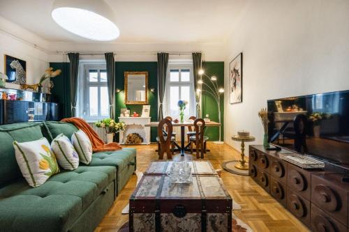 Belso-Ferencvaros Apartamento | The Pearl with the Danube and Gellert Hill View