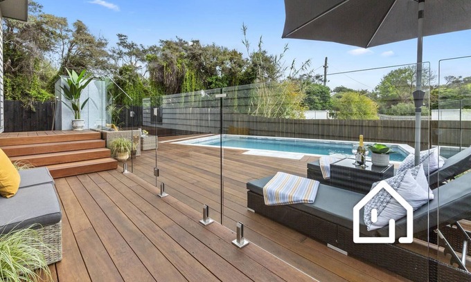 Blairgowrie Casa | The Pelican - Stylish Poolside Oasis