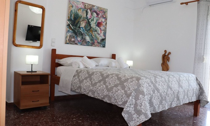 Ierapetra Apartamento | The Perfect City Apartment in Ierapetra We can accommodate up to 3 adults.