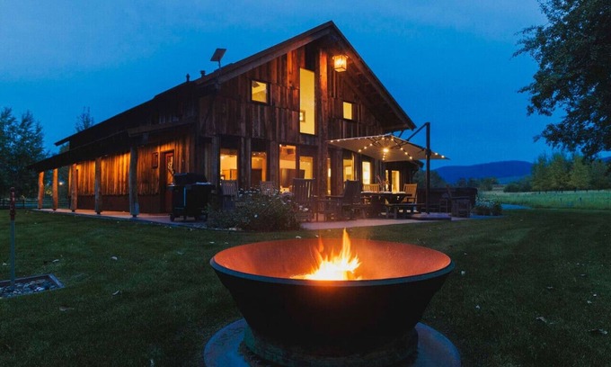 Bozeman Casa | The Perfect Creekside Getaway with Hot Tub