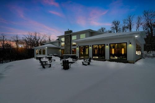 Tobyhanna Casa | The Perfect Escape- Indoor Pool Spa, VR & Theater home