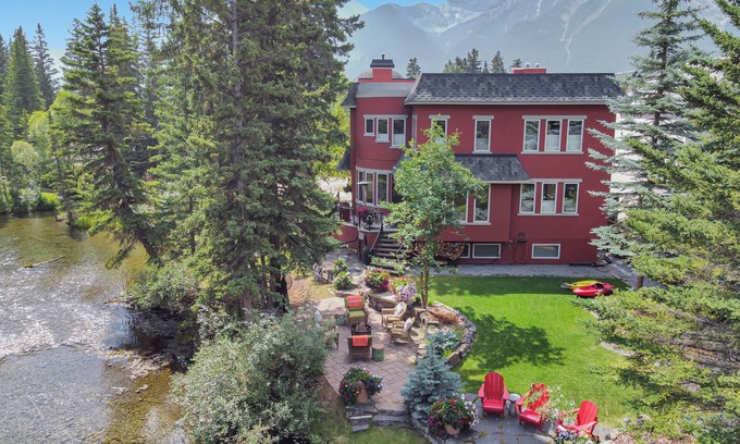 Canmore Casa | The perfect place for family and friends to gather for a Rocky Mountain getaway!