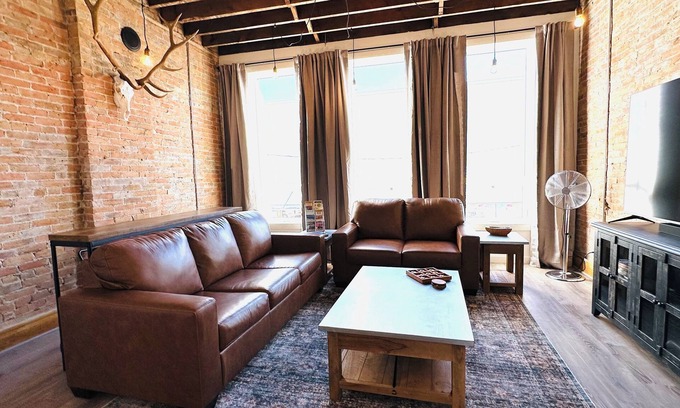 Dillon Apartamento | The Pheasant 1- A Fully Renovated Historic Apartment in charming Dillon, Montana