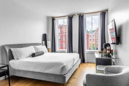 Bangor Apartamento | The Phenix Historic DTWN Hotel, King Bed Room #300