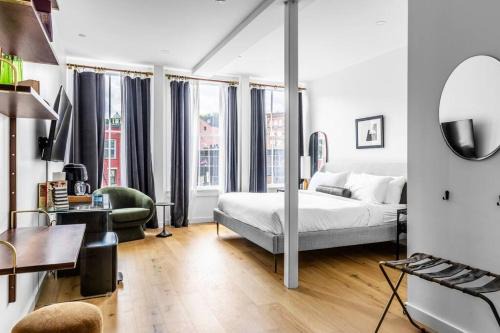 Bangor Apartamento | The Phenix Historic DTWN Hotel, King Bed, Pickering Square View, Room # 301