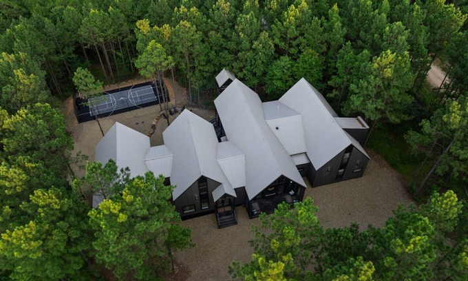 Hochatown Cabina | The Pickled Paddle, Pickleball Court, Outdoor Games, Pool Table, Big Back Deck