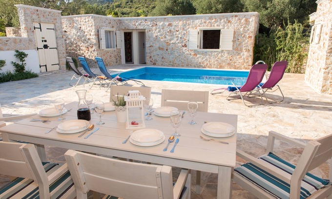 Vinisce Cabaña | La pintoresca casa de vacaciones de piedra con piscina privada