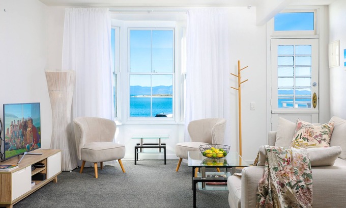 Stepneyville Casa | The Pilot House - Nelson Waterfront Holiday Home!