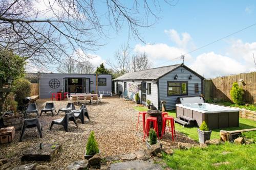 Wick Casa | The Pine Cabins including Games Room, Camp fire & Hot tub