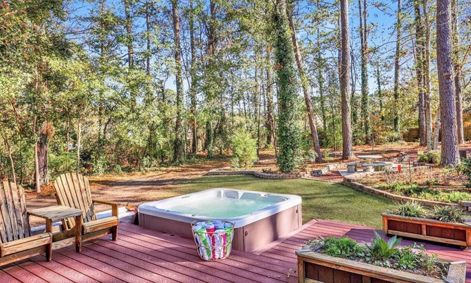 Evans Casa | THE PINE CONE- Hot Tub | Game Room | Huge Backyard