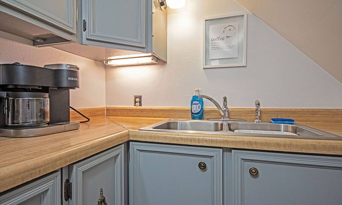 Nacogdoches Casa | The Pine Loft 1.5 blocks to SFA and directly across from Memorial Hospital