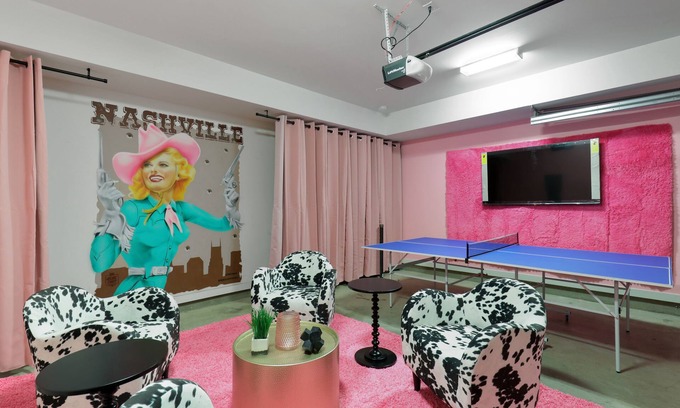 Whitebridge Casa | The Pink Cowgirl- Local Business Discounts, 4 Miles to Broadway