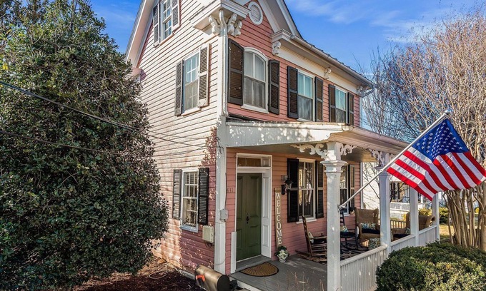 Leesburg Casa | The PINK PEARL in Historic Leesburg