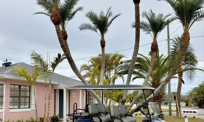 Indian Rocks Beach Casa | The Pink Pelican - Golf Cart Included