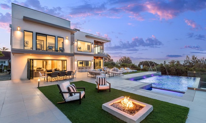 Tarzana Villa | The Pinnacle 6BD Lux Estate w/Panoramic Views