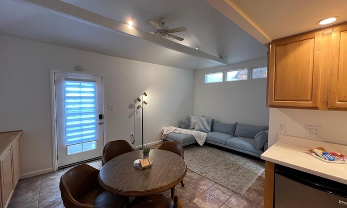 Park Mesa Heights Casa | The Place, private 1bd unit, LAX, SoFi, Beaches, USC, Forum