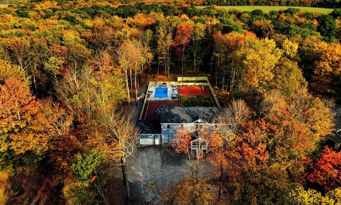 Tunkhannock Township Casa | The Poconest - Luxurious Mountain Mansion