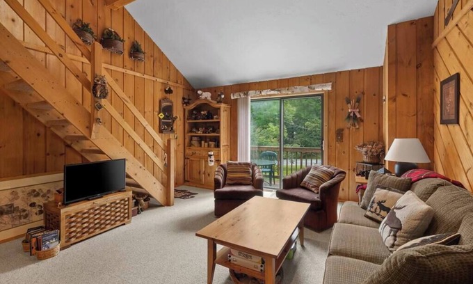 West Dover Casa | The Polar Bear Lodge | Ski Home Trail & Fireplace!