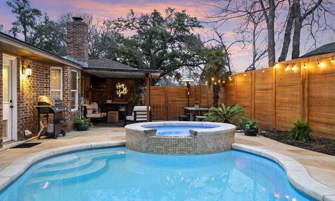 West Oak Hill Casa | The Pool & Gaming Austin Retreat · 3 Bedroom Home, Pool, Hot Tub, Arcade & More