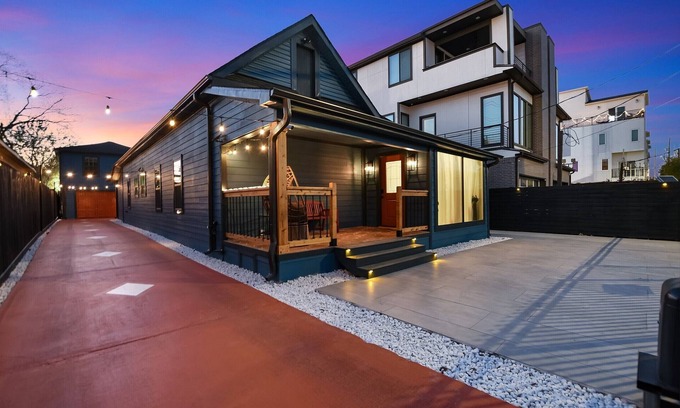 Montrose Casa | The Pool house in Montrose 4BR, 3BR, 4PK, 8-12 PPL