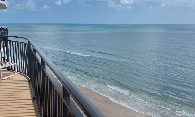 Daytona Beach Shores Condominio | The pool is open! Come have your best vacation ever!