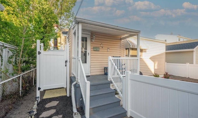 Wildwood Cabaña | The Postal Cottage 2BR/1BA Wildwood 2 Blocks to Beach and Boards