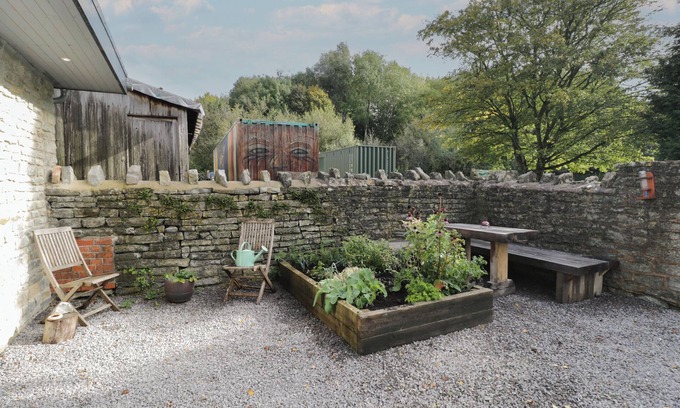 West Pennard Cabaña | THE POTTING SHED, pet friendly, with open fire in Glastonbury