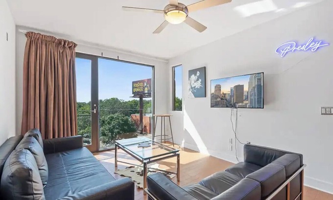 North University Condominio | The Presley - Elvis Themed Downtown Loft. Skyline &Tower Views-close to it all