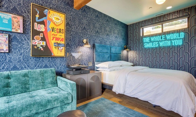 Eddyville Casa | The Prima @ The Louie Boutique Motel, Walk to Everything! Dog Friendly!