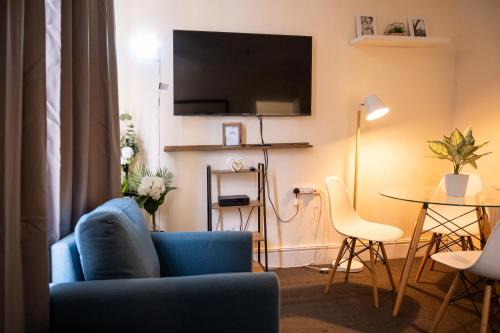 Northampton Casa | The Private Villa, Northampton Centre, 4 bedrooms, Sleeps 9