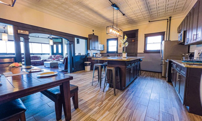 Niagara Falls Apartamento | The Pub with Private Yard & Parking, Near the Falls & Casino by Niagara Hospitality